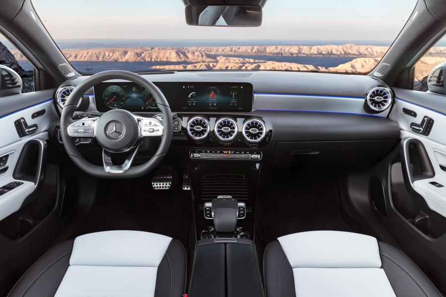 Торпедо Mercedes-Benz A200 AMG Line (W177) 2018 года  (WW) (фото 15 из 99)